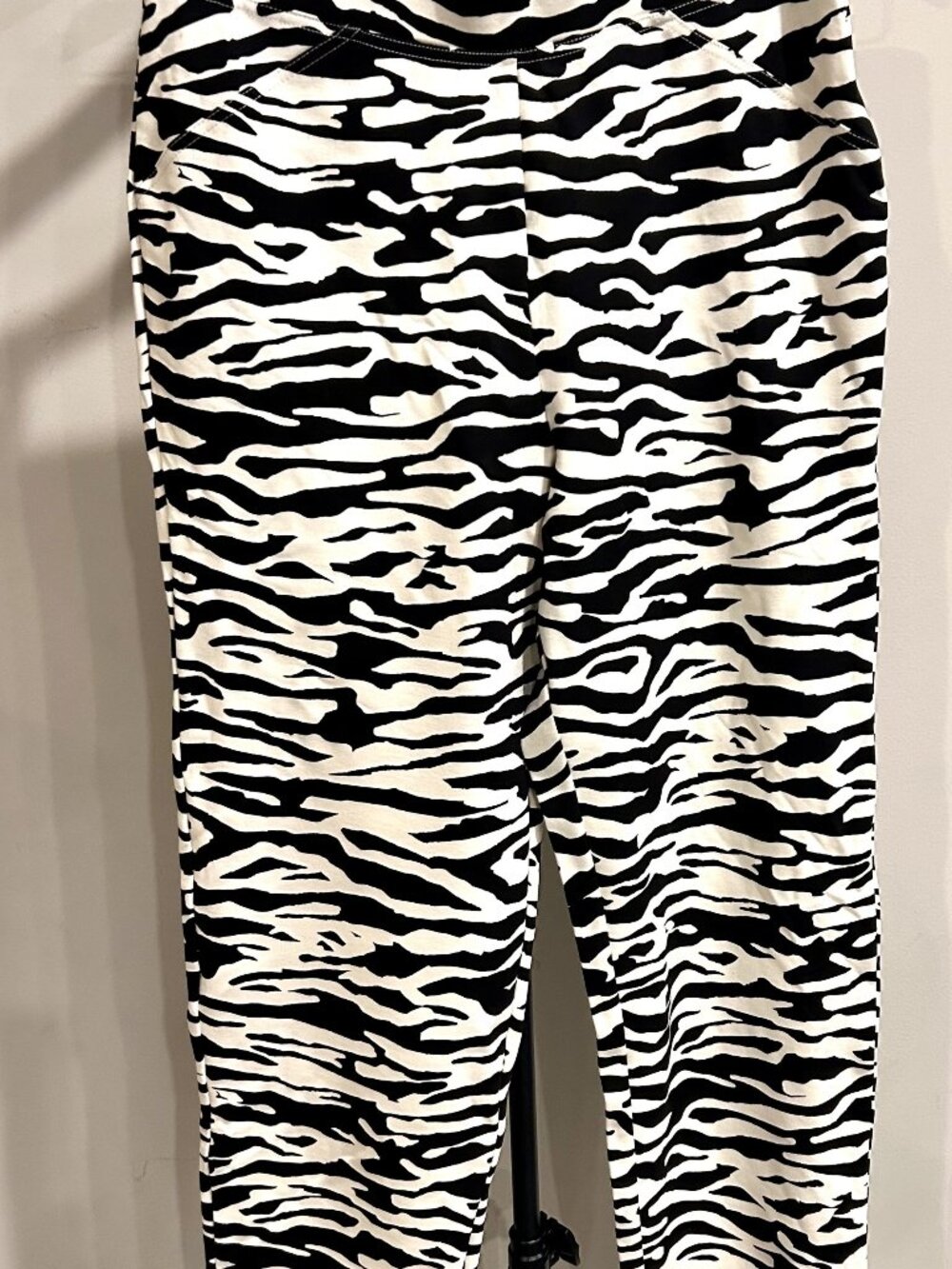 Black and White Zebra Print Pull-on Women's Pants, Sz 14W